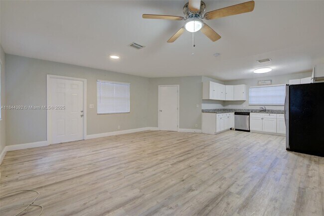 Building Photo - 1224 NE 2nd Ave