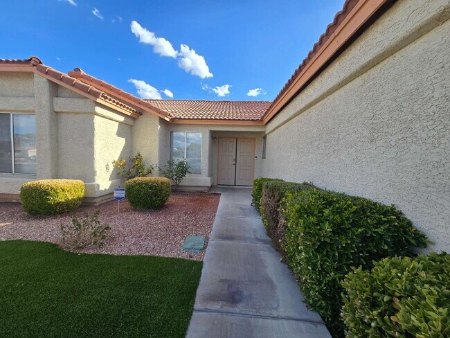Foto del edificio - 6413 Sterling Springs Pkwy