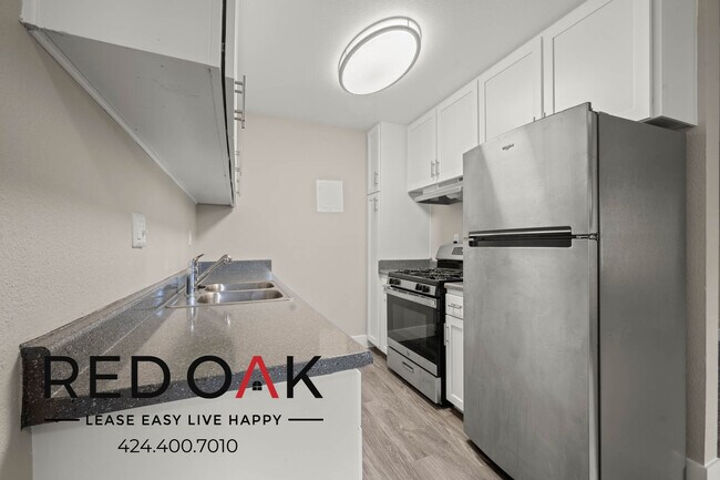 Foto del edificio - Wonderful, Bright Two Bedroom with Plush C...