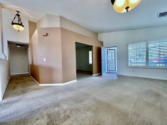 Building Photo - 3 Bed with Office! Move In Ready !!