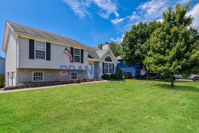 Primary Photo - 1,845 GREENWOOD, MO 3 BDRM - 2.5 BATH CORN...