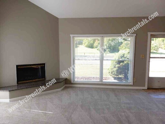 Foto del edificio - Beautiful 4-Bedroom 2-Bathroom Home with U...