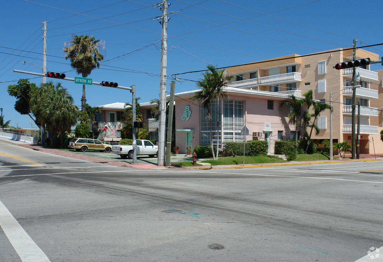 Primary Photo - Edgewater Manor Apartments