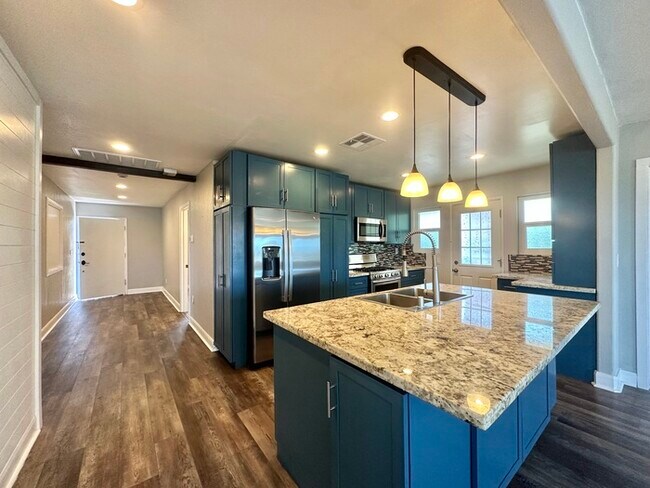 Foto del edificio - Beautifully Renovated Stand Alone Home Fea...