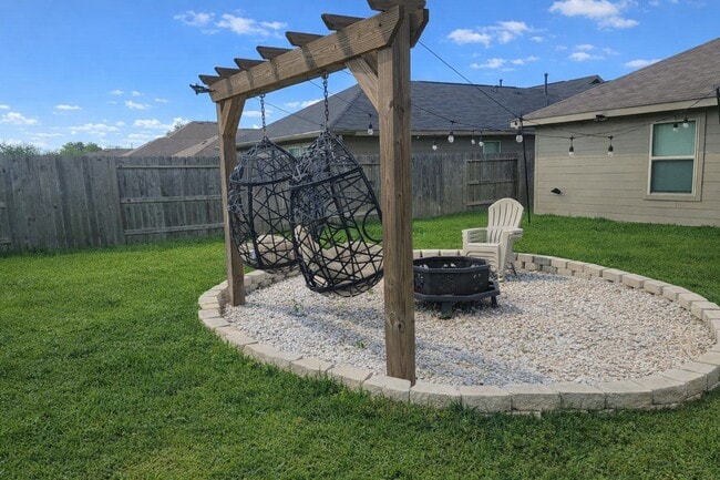 Foto del edificio - 335 Riverwood Village Ln