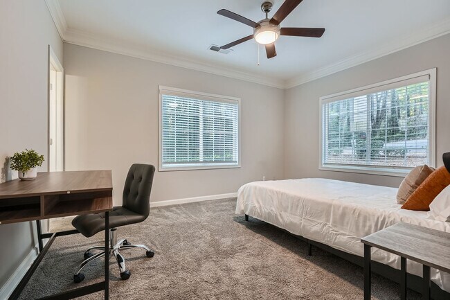 Foto del edificio - 1800 Lantern Ridge Dr