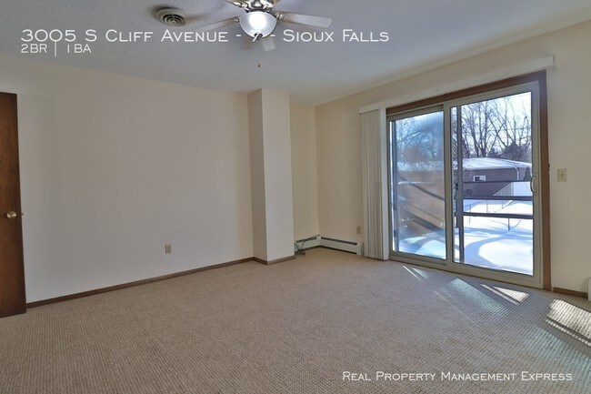 Building Photo - 3005 S Cliff Ave