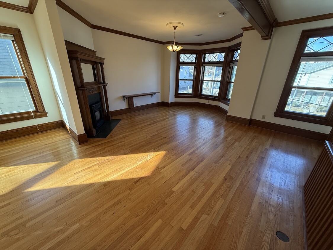 Primary Photo - 125 E Johnson St