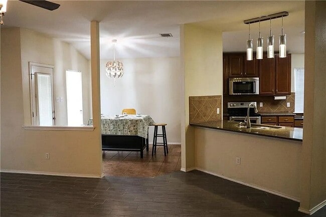 Building Photo - 100 S Creek Bend Dr