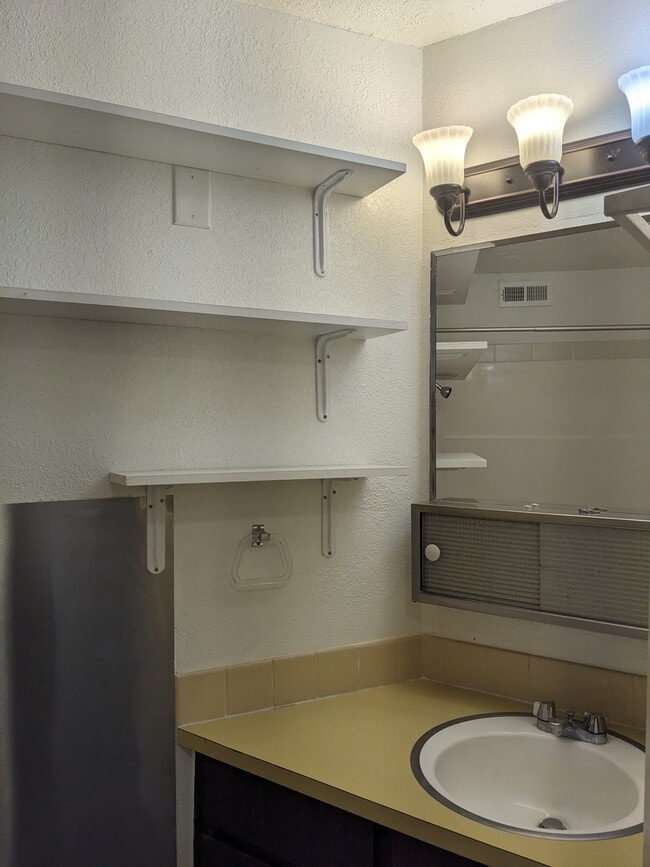 Building Photo - 3118 E MARIETTA AVE APT 2