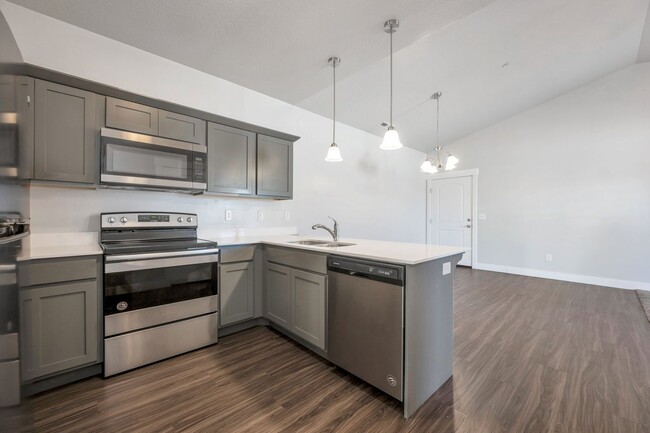 Foto del edificio - LIKE NEW TOP FLOOR HERRIMAN CONDO - AVAILA...