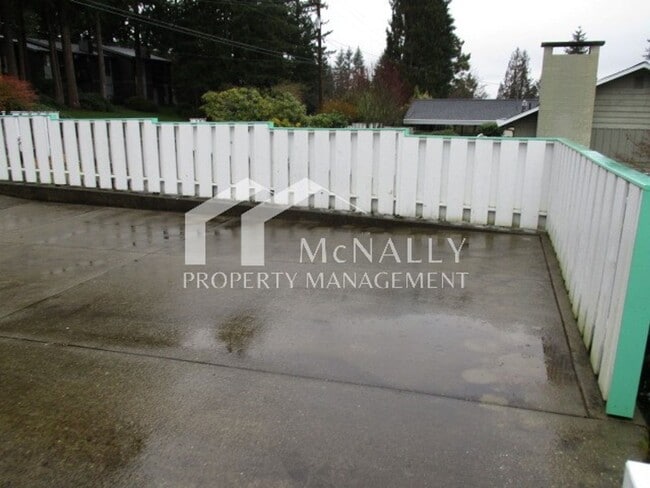 Building Photo - 2 Bedroom, 1.5 Bath Soundview Drive Duplex