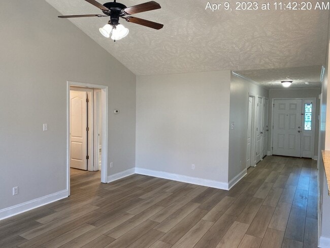 Foto del edificio - 2126 Queen Elizabeth Ln