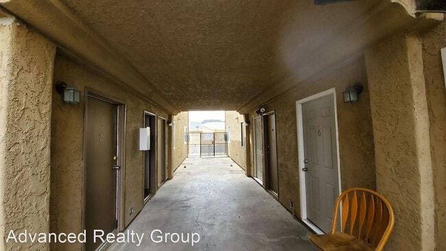 Building Photo - 213 E Foster Ave