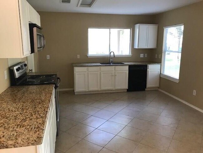 Building Photo - 4 Bed / 2 Bath Home in Great South Austin Location