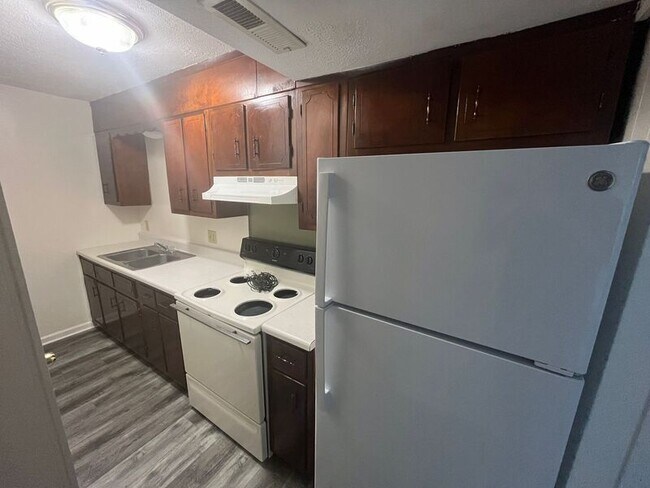 Foto del edificio - 7613 Holiday Hills Dr