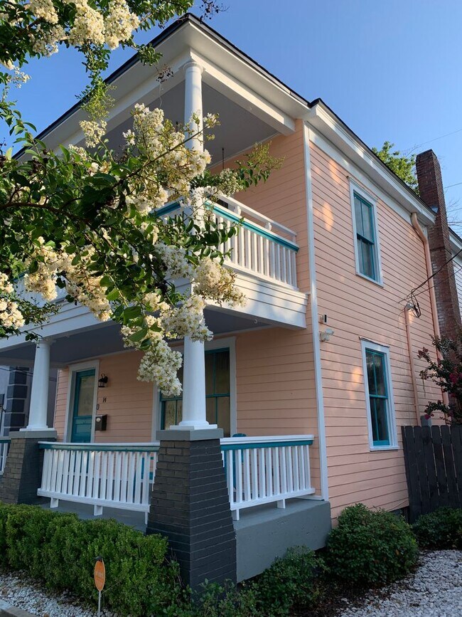 Foto del edificio - Stunning 3 bedroom/2bath Victorian home