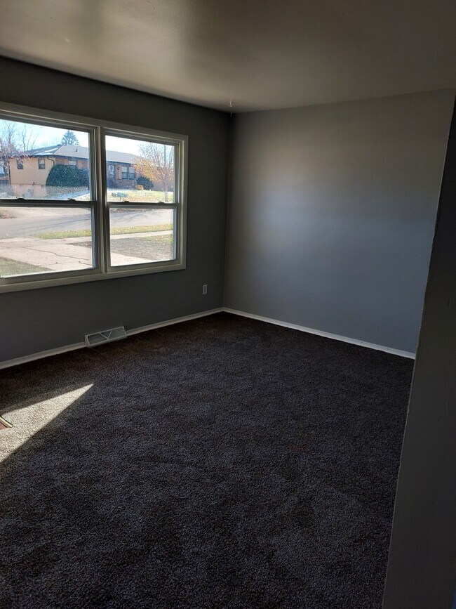 Building Photo - 614 Overland Trl