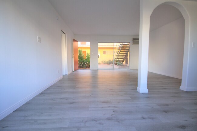 Foto del edificio - 7121 Woodman Ave
