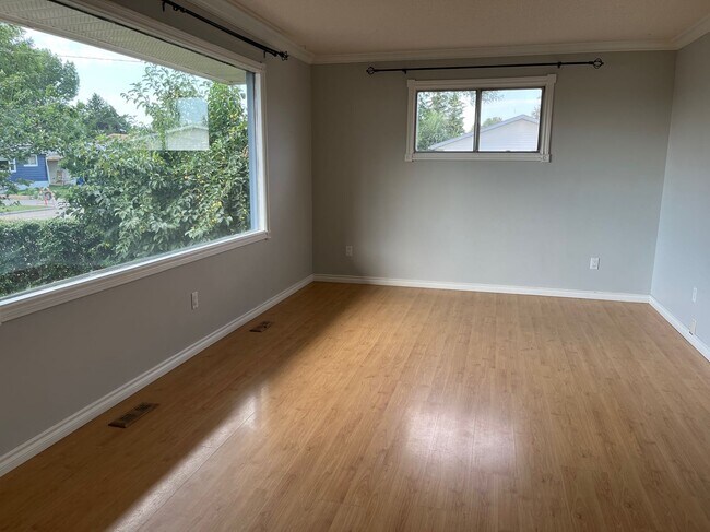 Photo du bâtiment - 3 Bed 1 Bath Unit in Blackfalds, AB