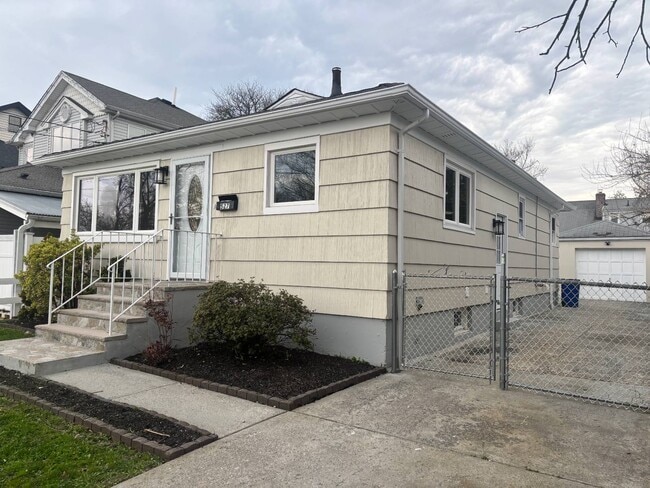 Building Photo - 527 Willowbrook Rd