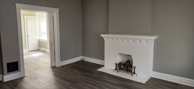 Building Photo - "Charming 2-Bedroom Duplex in St Louis – Your Next Cozy Retreat Awaits!"