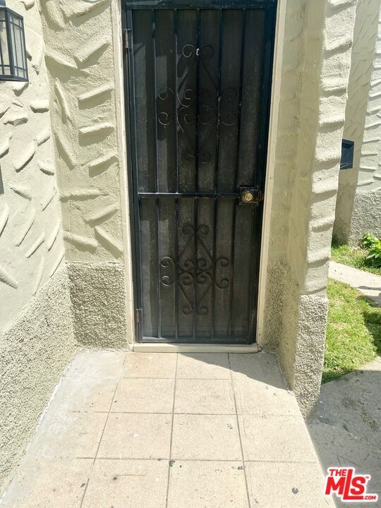 Building Photo - 1205 S Mariposa Ave