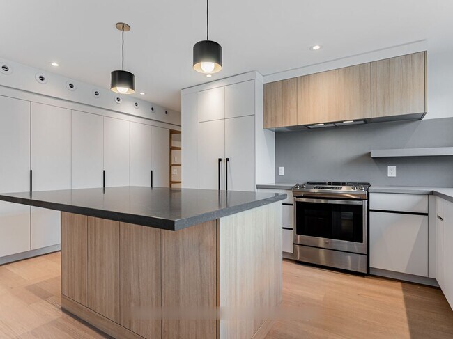 Building Photo - 157 Roslin Ave