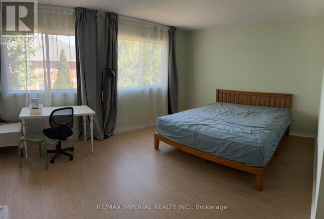 Building Photo - 453 Heddle Crescent