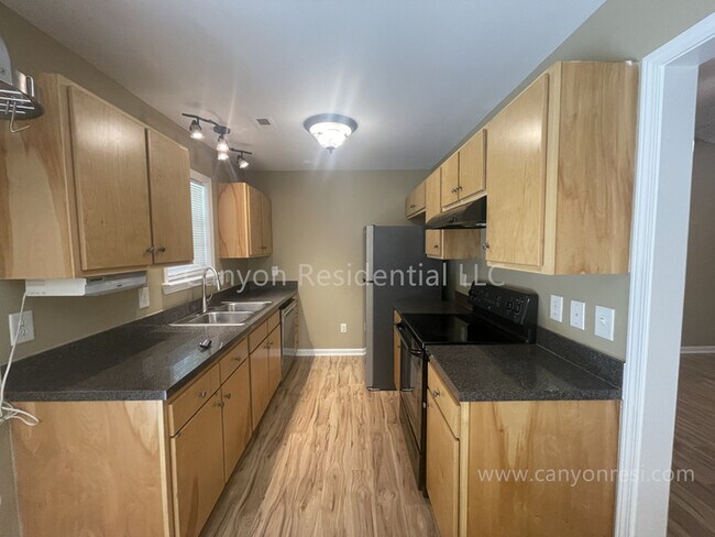 Building Photo - Beautiful 3b Room! Move in ready!