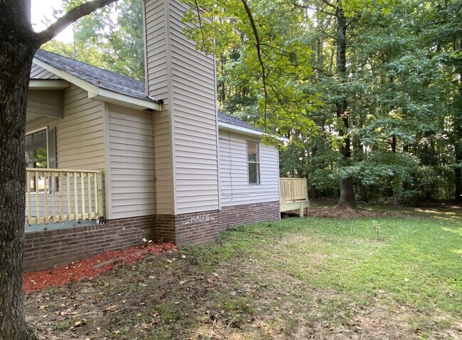 Building Photo - Great, 3-bed / 2 full bath location off th...