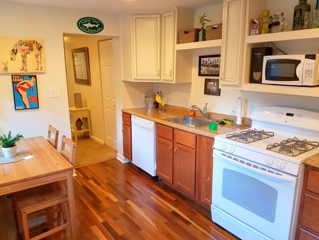 Foto del edificio - 2526 Larkins Wy