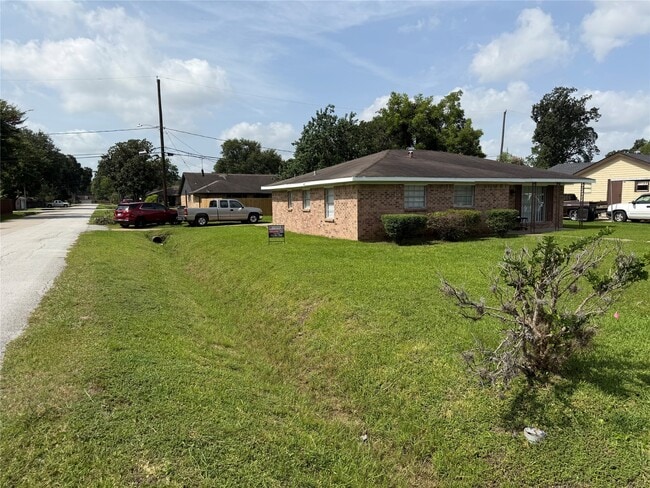 Building Photo - 3203 Cliffdale St