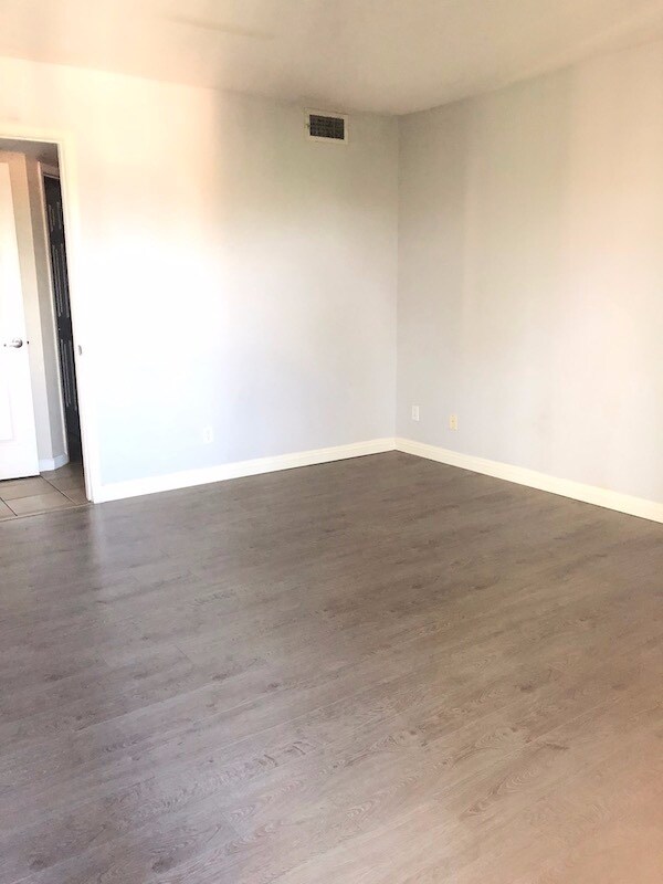 Building Photo - Gorgeous 2 Bedroom Condo For Rent