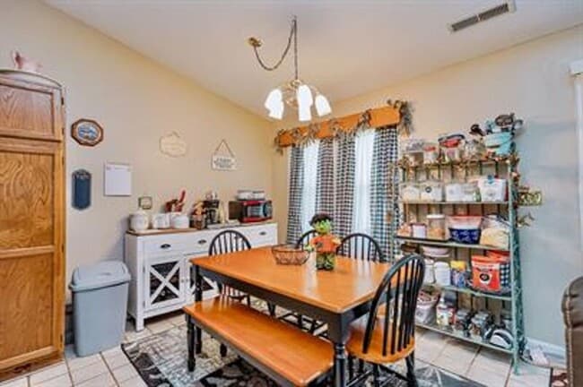 Building Photo - 7 E Long Creek Ct