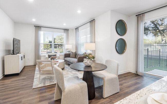 Building Photo - Hanover Lakemont