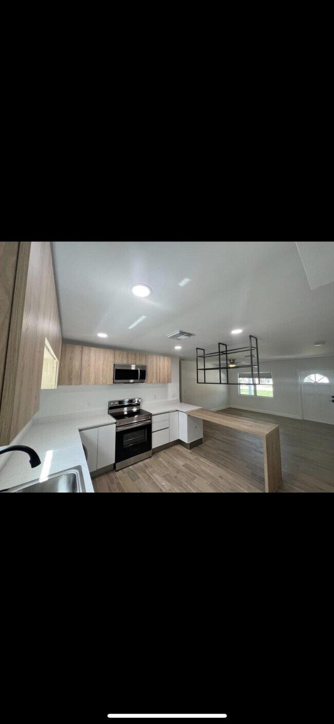 Building Photo - 1074 NW 16th Pl