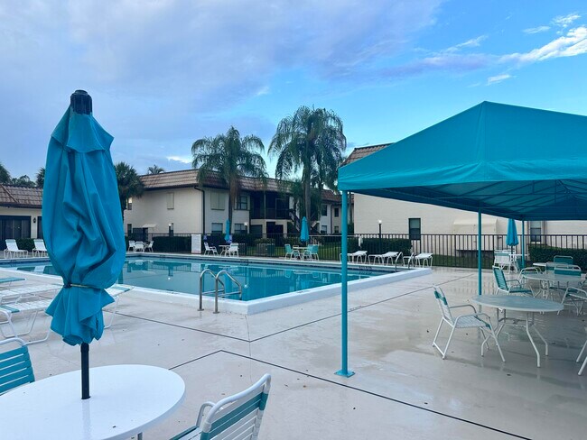 Foto del edificio - 7281 Golf Colony Ct