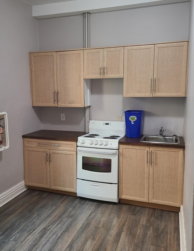 Primary Photo - 146-146 River Ave