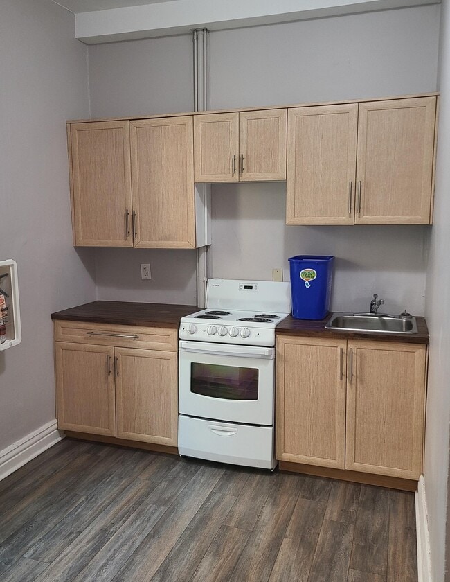 Building Photo - 146-146 River Ave