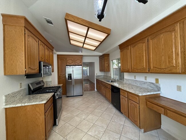Building Photo - 749 Oak Brook Dr