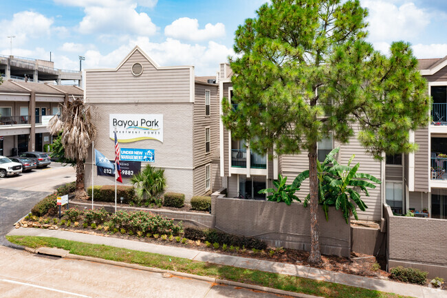 Exterior - Bayou Park Apartments