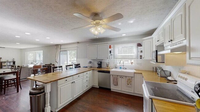 Building Photo - 700 Trimmer Dr