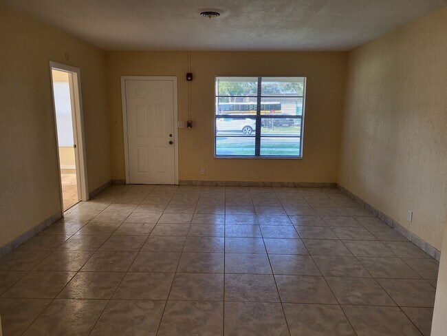 Foto del edificio - Renovated 4/2.5 Home with garage and large private backyard
