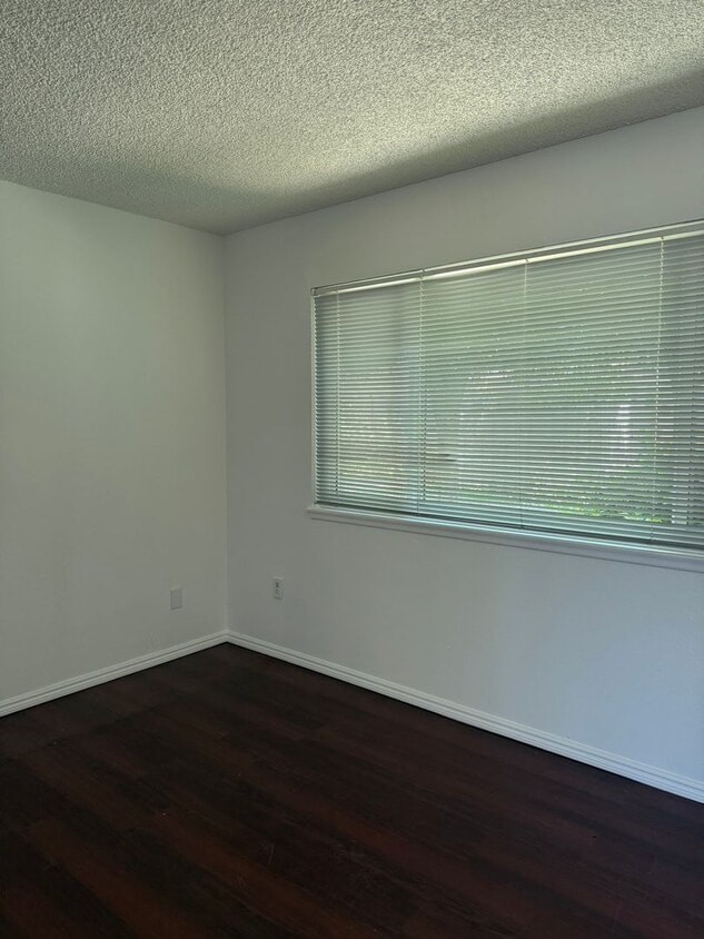 Building Photo - 2 Bed 1.5 Bath in Northridge