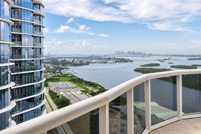 Foto del edificio - 15811 Collins Ave