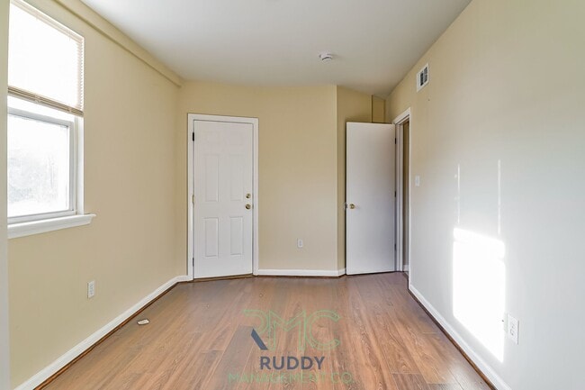 Building Photo - 3130 Buena Vista Ter SE