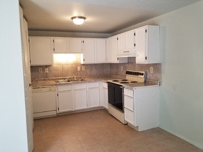 Building Photo - 1474 Raccoon Dr NE