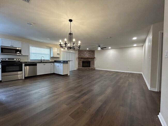 Building Photo - 1233 Honeytree Ln E
