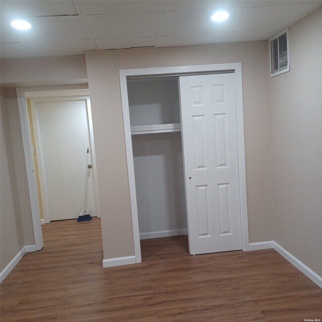 33 Pine Cone Ln Unit L, Islandia, NY 11749 Room for Rent in Islandia, NY